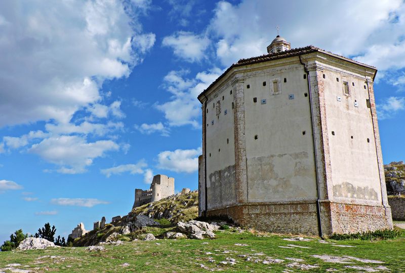 File:Calascio - Chiesa e castello.jpg