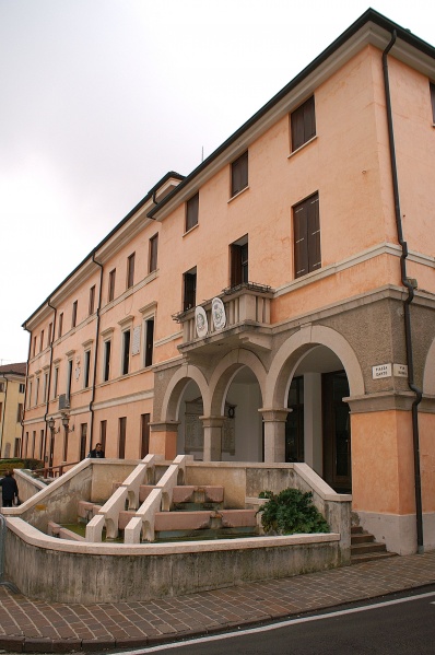 File:Caltrano - Il Municipio.jpg