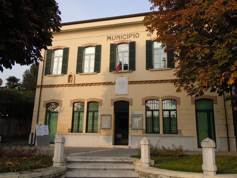 File:Calvagese della Riviera - Municipio.jpg