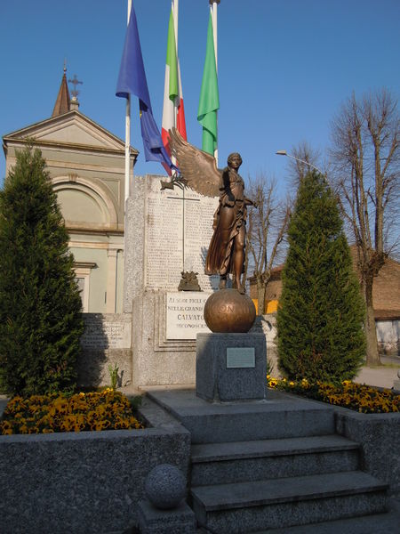 File:Calvatone - Monumento ai caduti.jpg