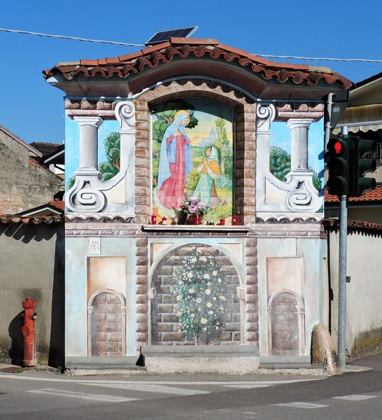 File:Calvenzano - Edicola votiva 2.jpg