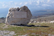 Campo imperatore - Masso con lapide a Orazio Giuliani.jpg