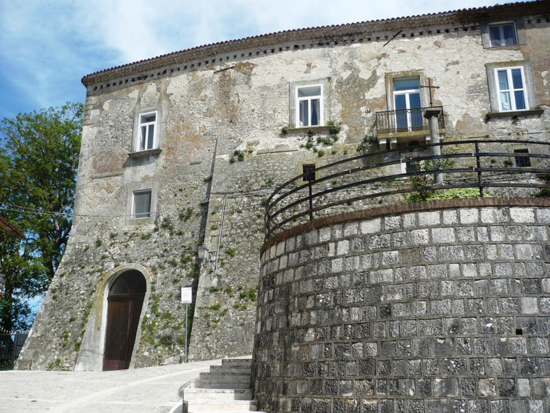 File:Campolattaro - Castello marchesale 1.jpg