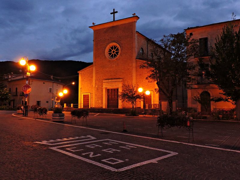 File:Cansano - Stemma e Chiesa.jpg