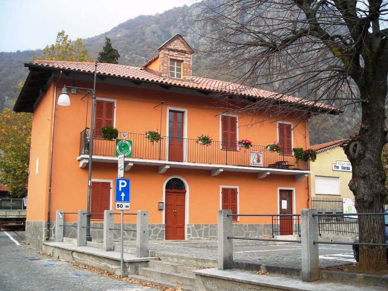 File:Caprie - Sede Gruppo Alpini.jpg