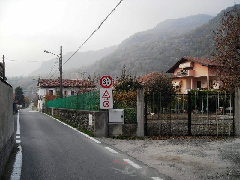 File:Caprie - Via Peroldrado.jpg