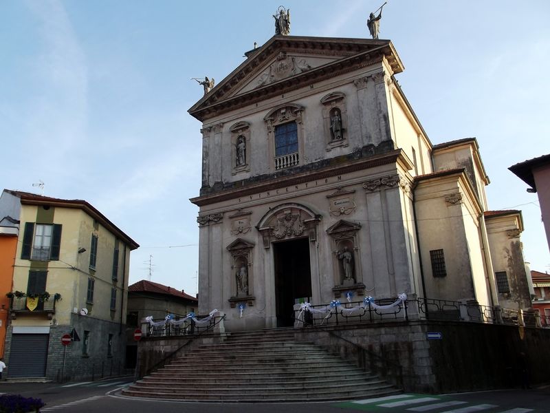 File:Caronno Varesino - Piazza Mazzini.jpg
