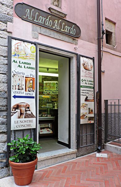 File:Carrara - Bottega a Colonnata.jpg