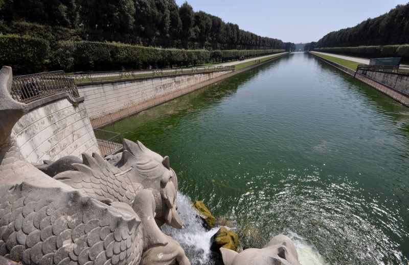 File:Caserta - Fontana con pesce.jpg