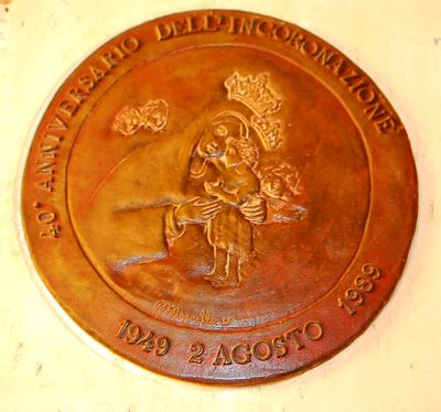 Cassano delle Murge - Epigrafe sui medaglioni in terracotta - Anniversario.jpg