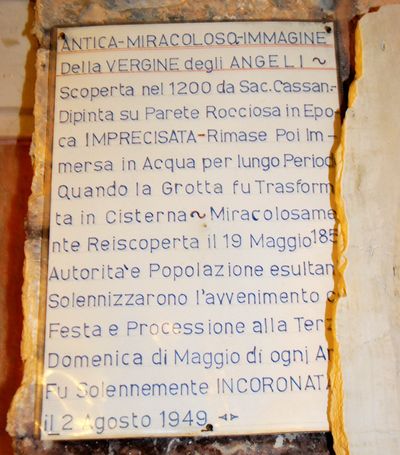 Cassano delle Murge - Lapide a ricordo della scoperta dell'immagine della Vergine - Santuario Santa Maria degli Angeli.jpg