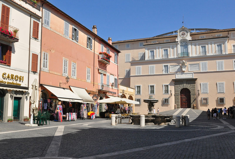 File:Castel Gandolfo - Piazza Libertà.jpg