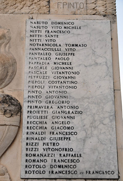 Castellana Grotte - Monumento ai Caduti da NA a RO.jpg