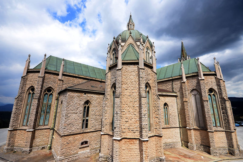 File:Castelpetroso - Santuario dalla scalinata.jpg