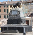 Cavezzo - Monumento ai caduti - Piazza del monumento.jpg