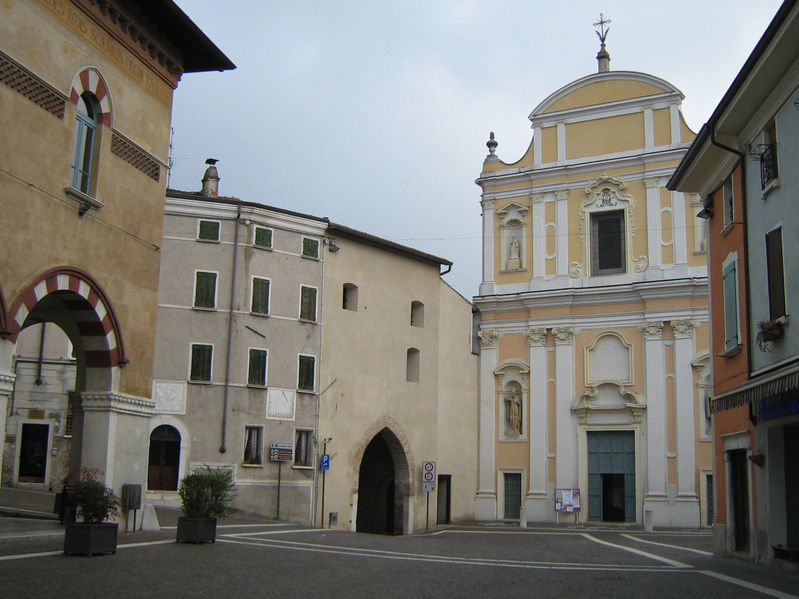 File:Cavriana - Piazza Castello.jpg