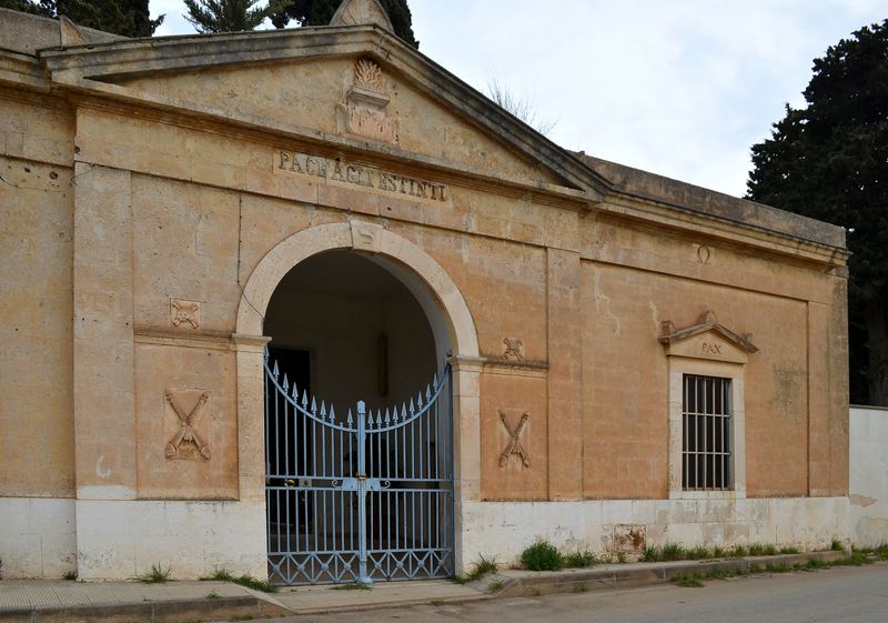File:Cellamare - Cimitero.jpg