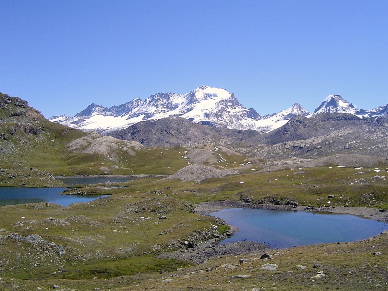 File:Ceresole Reale - laghetti alpini.jpg