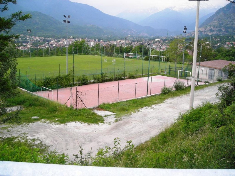 File:Chianocco - Campo di calcio.jpg
