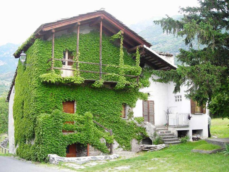 File:Chianocco - Edificio civile.jpg