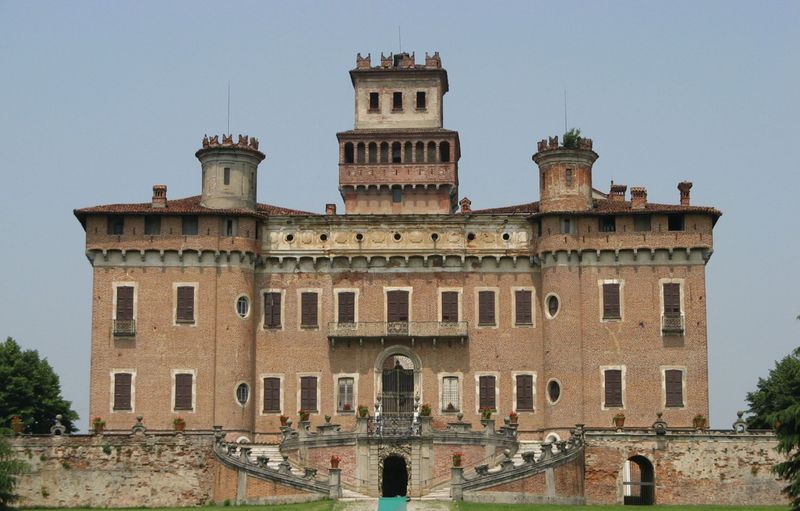 File:Chignolo Po - Castello.jpg