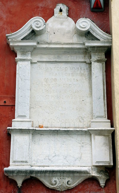 Chioggia - Lapide a Iulio Antonio Mussati - Faciata ristorante El Fontego.jpg