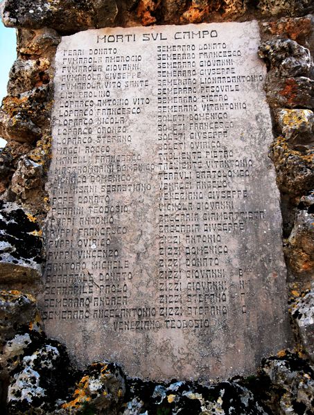 File:Cisternino - Monumento ai Caduti - lapide Morti sul Campo.jpg