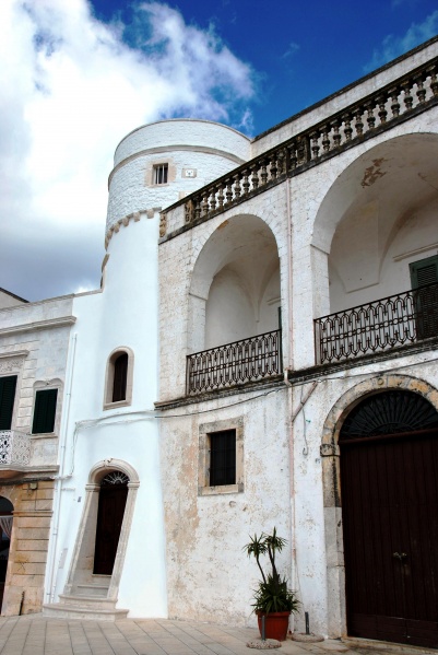 File:Cisternino - Palazzo Amati.jpg