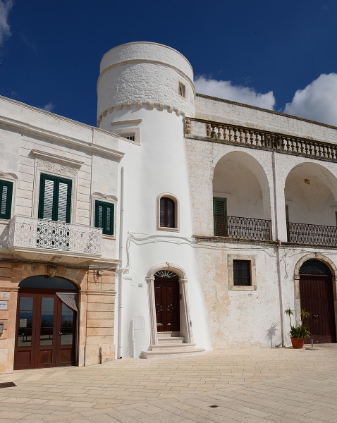 File:Cisternino - Palazzo San Quirico.jpg