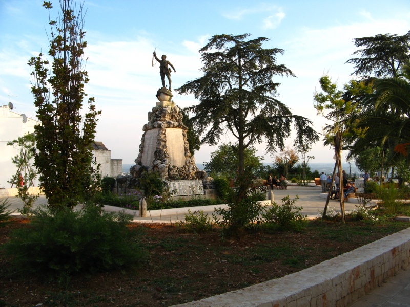 File:Cisternino - Piazza Gius Garibaldi.jpg
