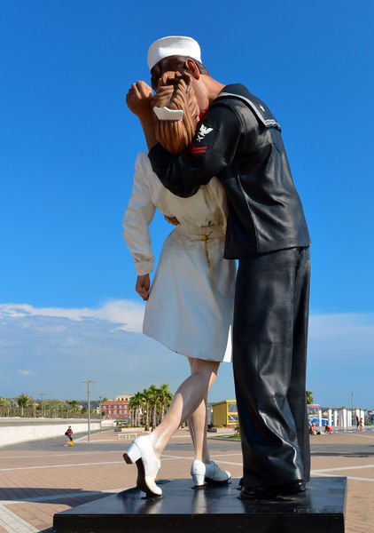 File:Civitavecchia - Monumento sul lungomare.jpg