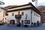 Cogne - palazzo laterale chiesa S Orso.jpg