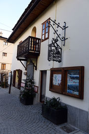 Cogne - palazzo laterale chiesa S Orso 2.jpg