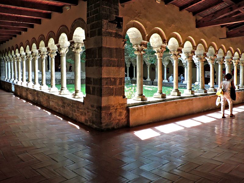 File:Colico - Il chiostro.jpg