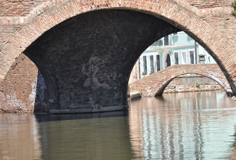 File:Comacchio - sotto un ponte.jpg
