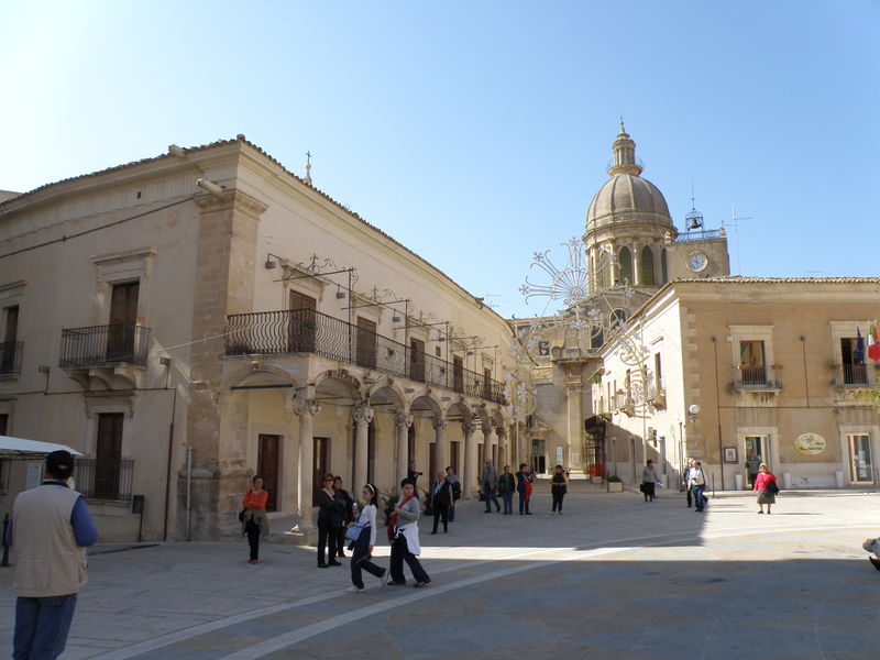 File:Comiso - Piazza.jpg