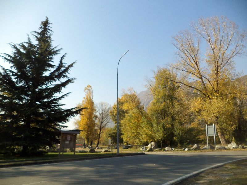 File:Condove - Aree Attrezzate - Parco avventura del Gravio - Parcheggio custodito.jpg