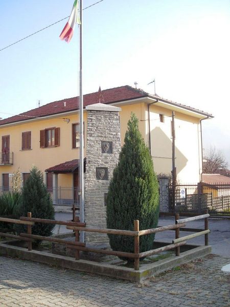 File:Condove - Monumento all'Alpino.jpg