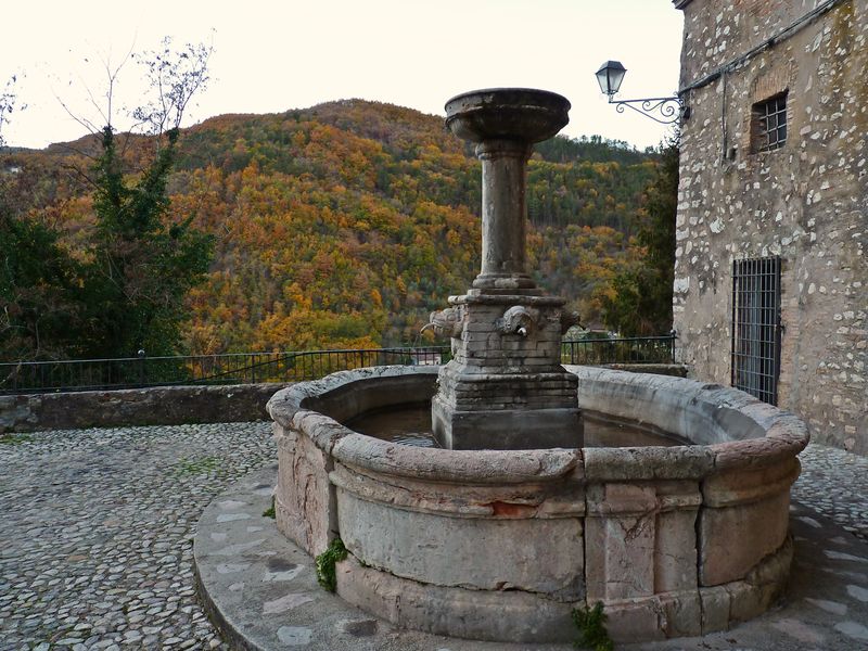 File:Contigliano - fontana.jpg