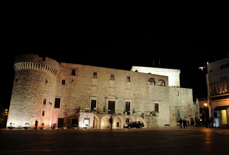 File:Conversano - Piazza Castello.jpg