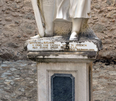 Cosenza - Dettaglio monumento Goffredo di Buglione.jpg