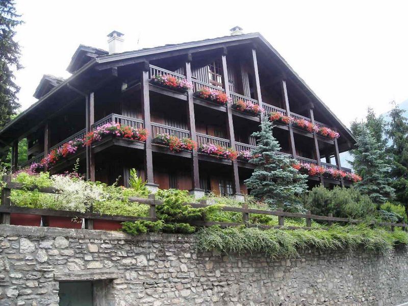 File:Courmayeur - Condominio (28).jpg
