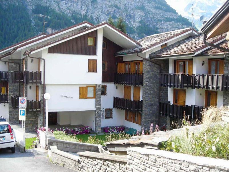 File:Courmayeur - Condominio (54).jpg