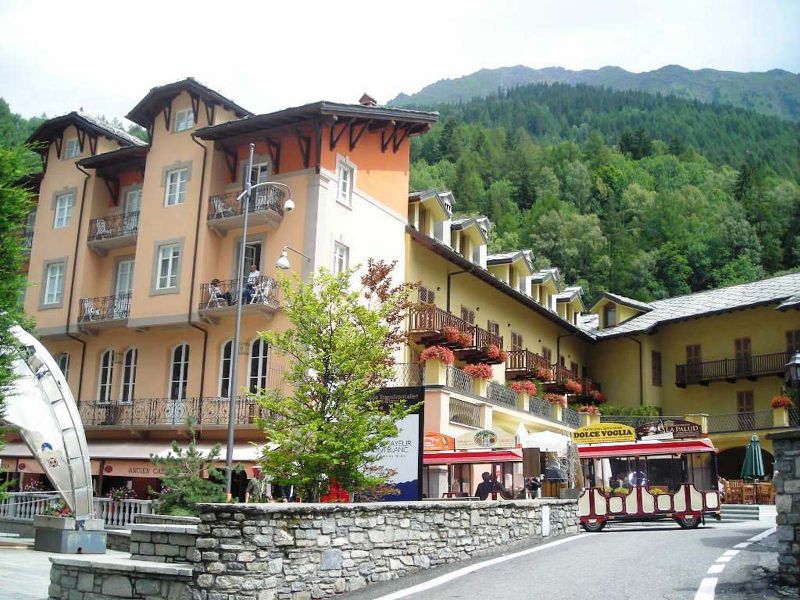 File:Courmayeur - Condominio (6).jpg