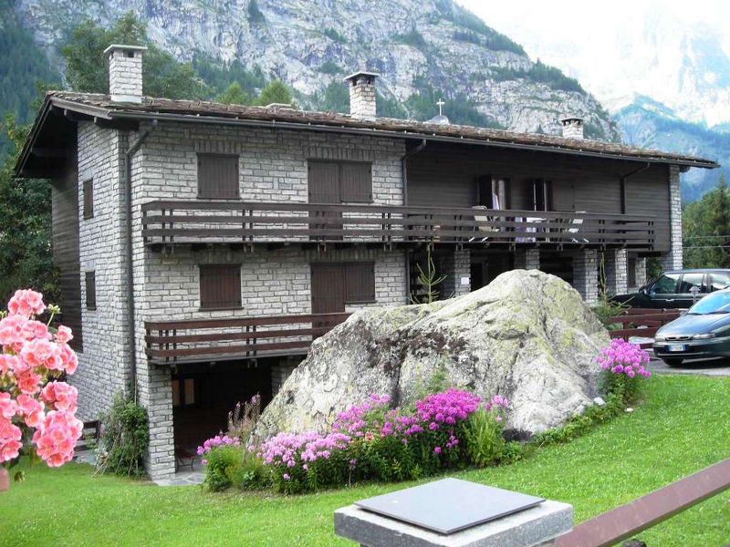 File:Courmayeur - Condominio (62).jpg