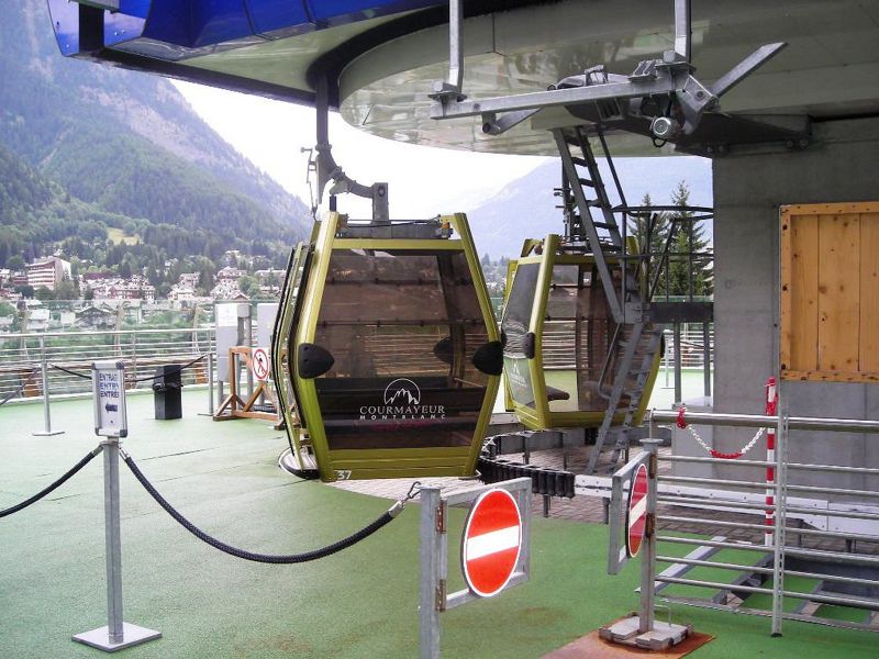 File:Courmayeur - Frazione Dolonne - Telecabina - Cabina da otto posti (1).jpg