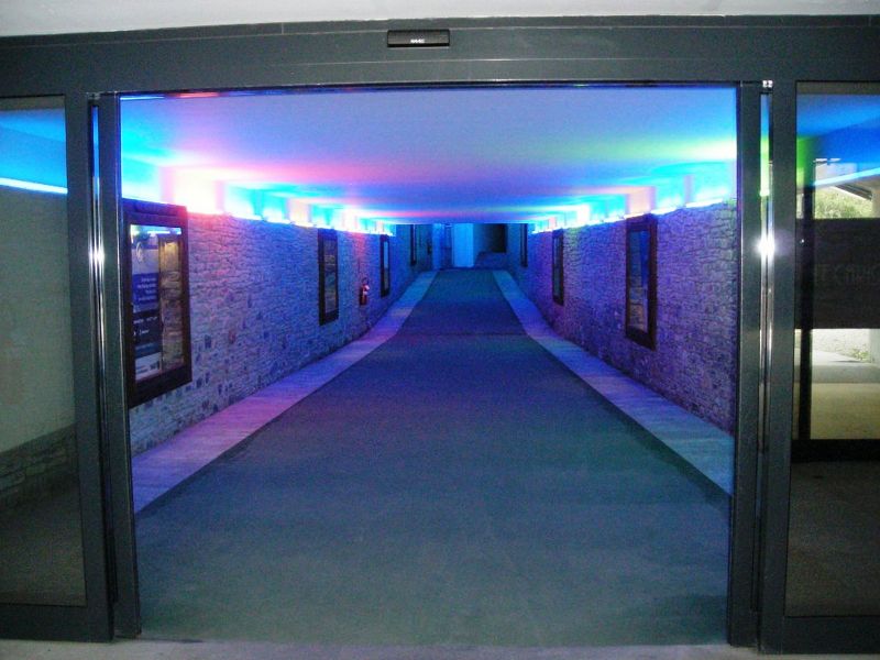 File:Courmayeur - Frazione Dolonne - Telecabina - Sottopasso (1).jpg