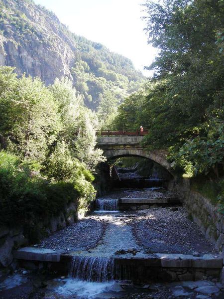 File:Courmayeur - Frazione La Saxe - Ponte sul Torrente Sapin (1).jpg