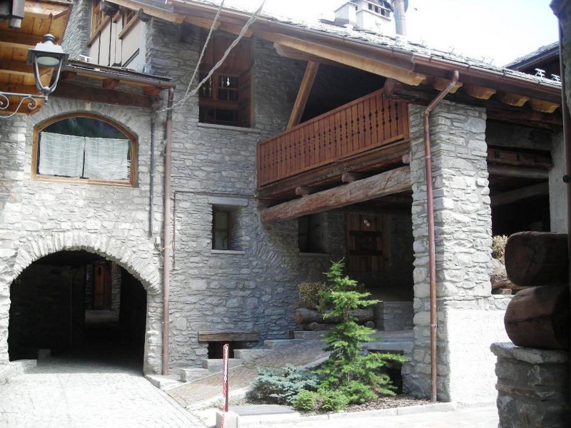 File:Courmayeur - Frazione La Saxe - Via Cardinale Berthod (tratto 1).jpg
