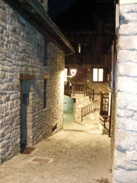 File:Courmayeur - Frazione La Saxe - Via Cardinale Berthod (tratto 3).jpg